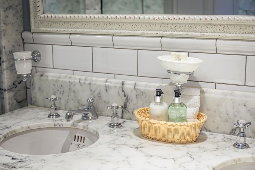 The Raeburn Deluxe Double Room 7