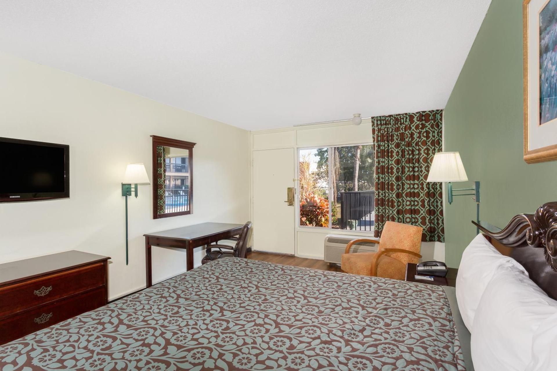 1 King Bed Non-Smoking