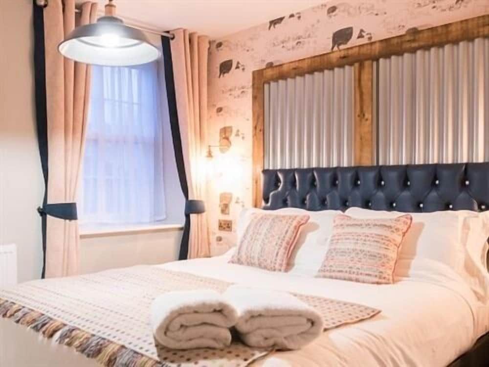 Standard Double Room, Ensuite (Lower Whitehill)