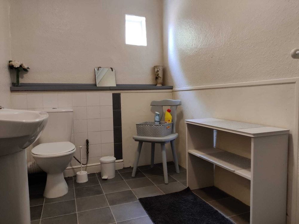 The White Lion Triple Room, Shared Bathroom 3