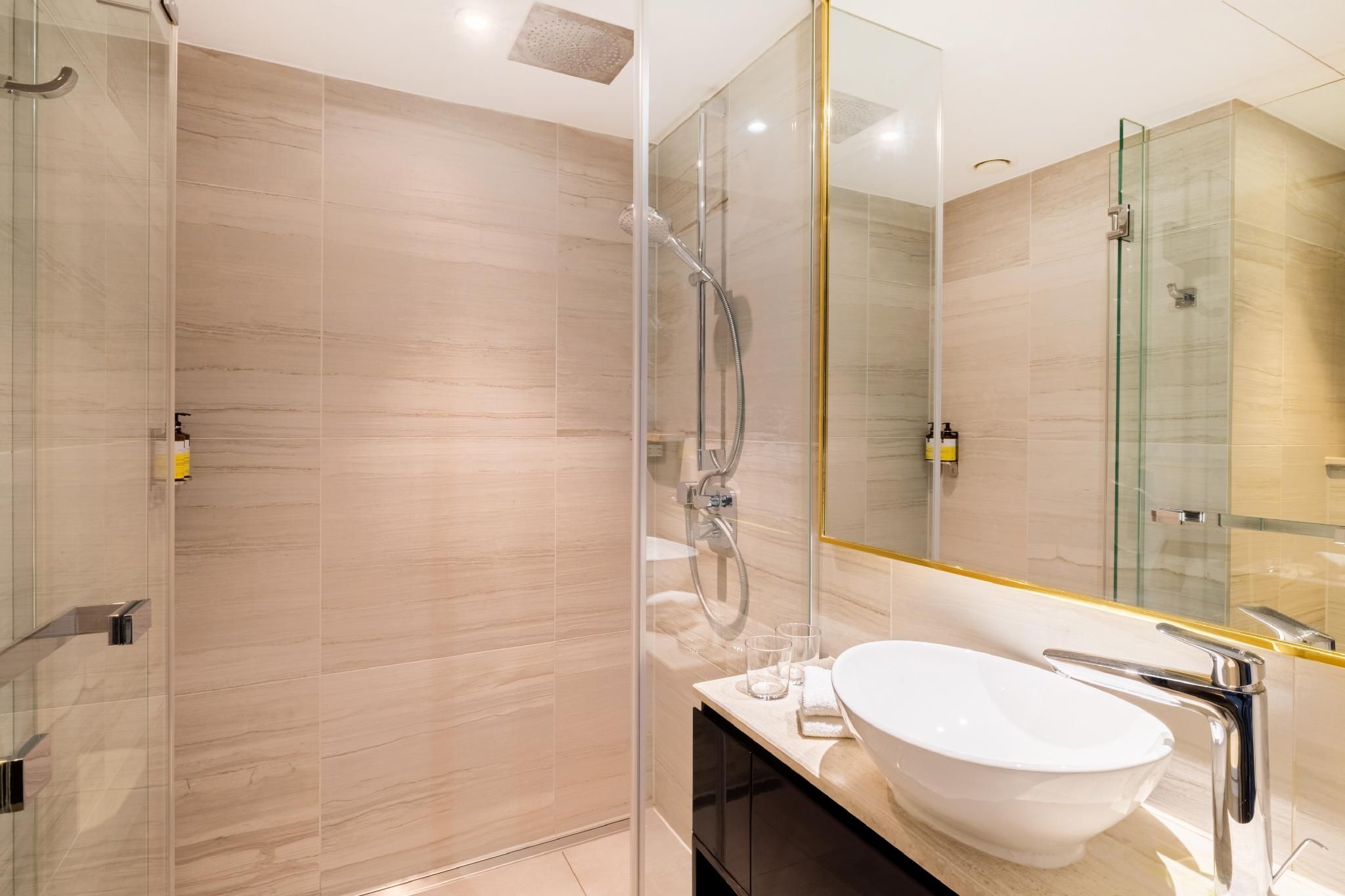 Deluxe, Spitel Fyeld King