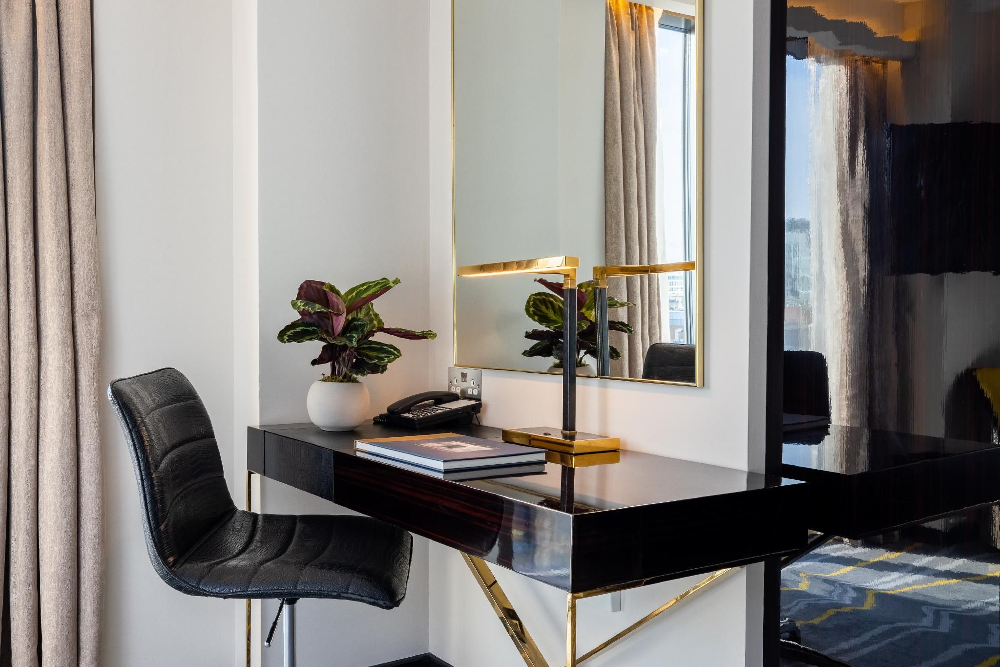 Deluxe, Spitel Fyeld King