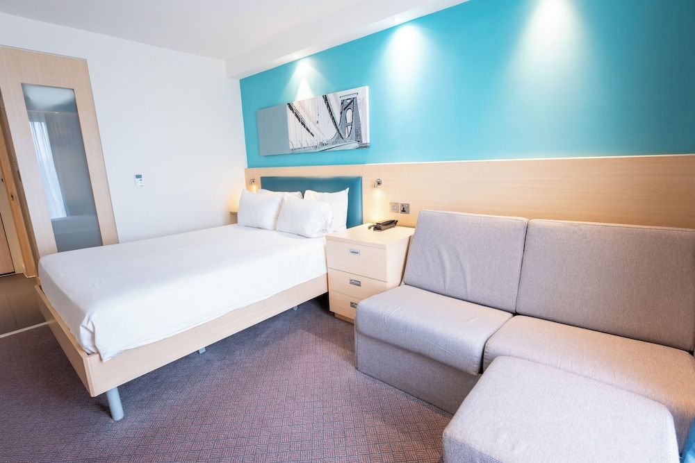 Hampton by Hilton Bristol Airport Room, 1 Queen Bed with Sofa bed, Non Smoking 3