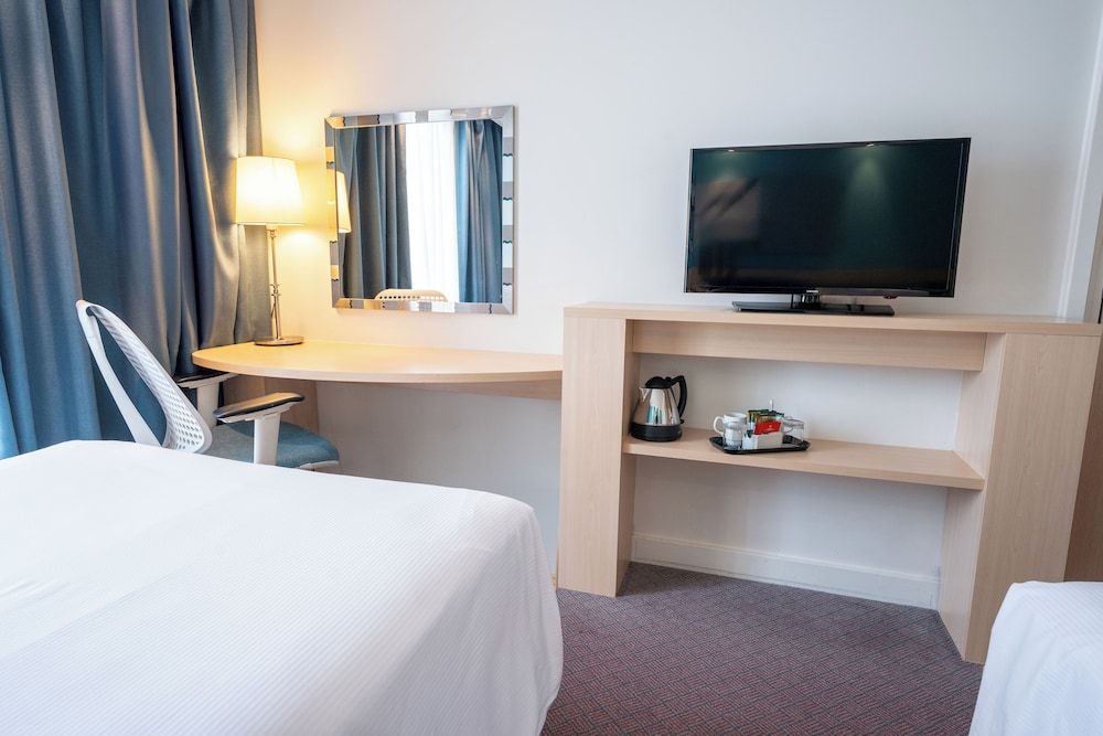 Hampton by Hilton Bristol Airport Twin Room, Non Smoking 2