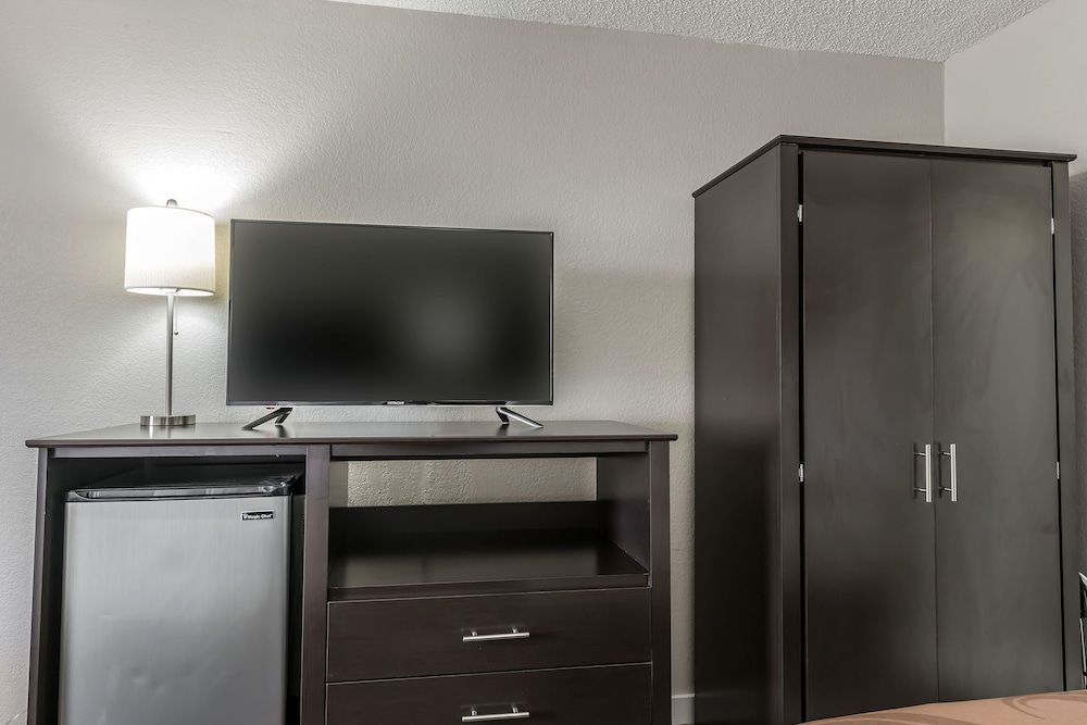 Quality Inn & Suites Kissimmee by The Lake Room, 2 Double Beds, Lake View 8