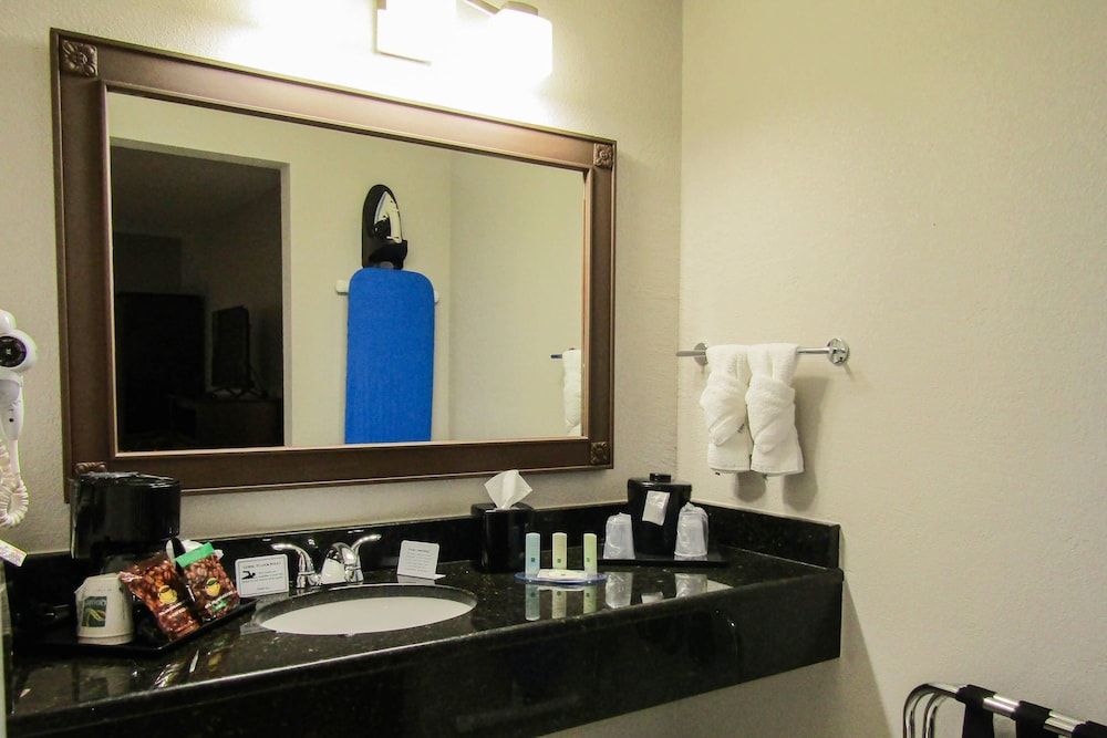 Quality Inn & Suites Kissimmee by The Lake Room, 2 Double Beds, Lake View 5
