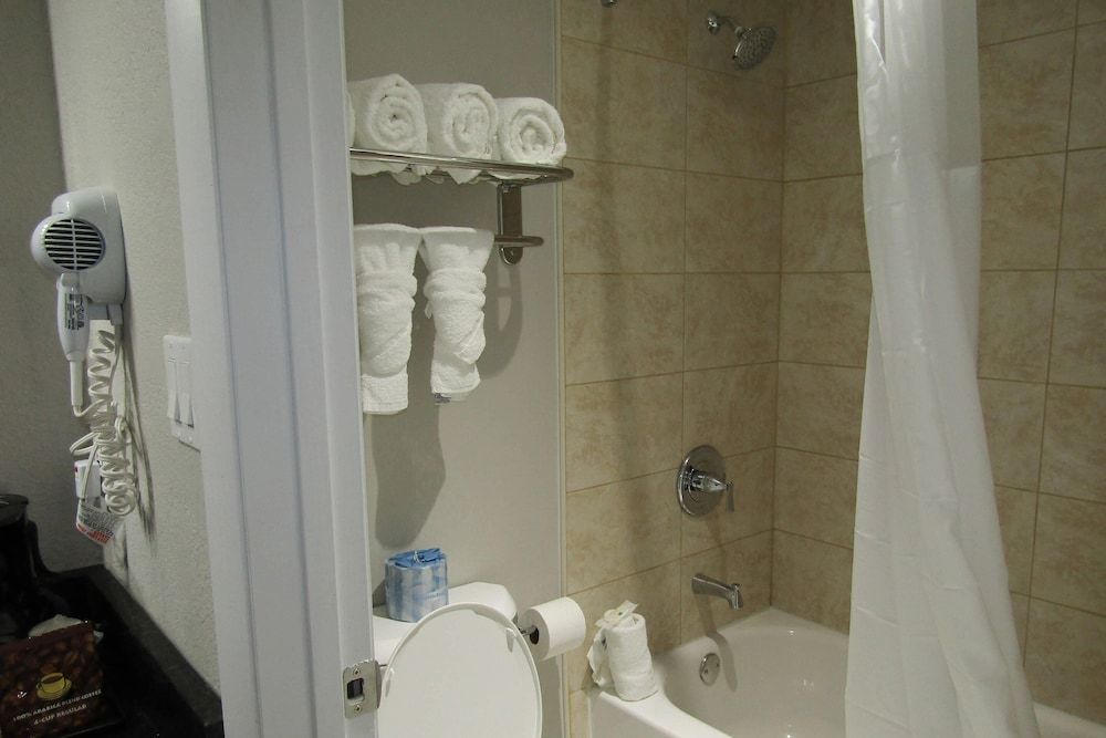 Quality Inn & Suites Kissimmee by The Lake Room, 2 Double Beds, Lake View 6