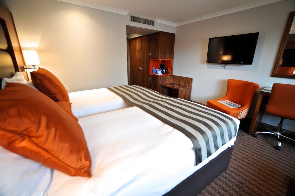 Frensham Pond Country House Hotel & Spa Basic Twin Room 2