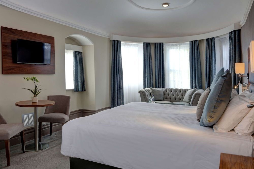 Best Western Chilworth Manor Hotel Suite, 1 King Bed, Non Smoking 3