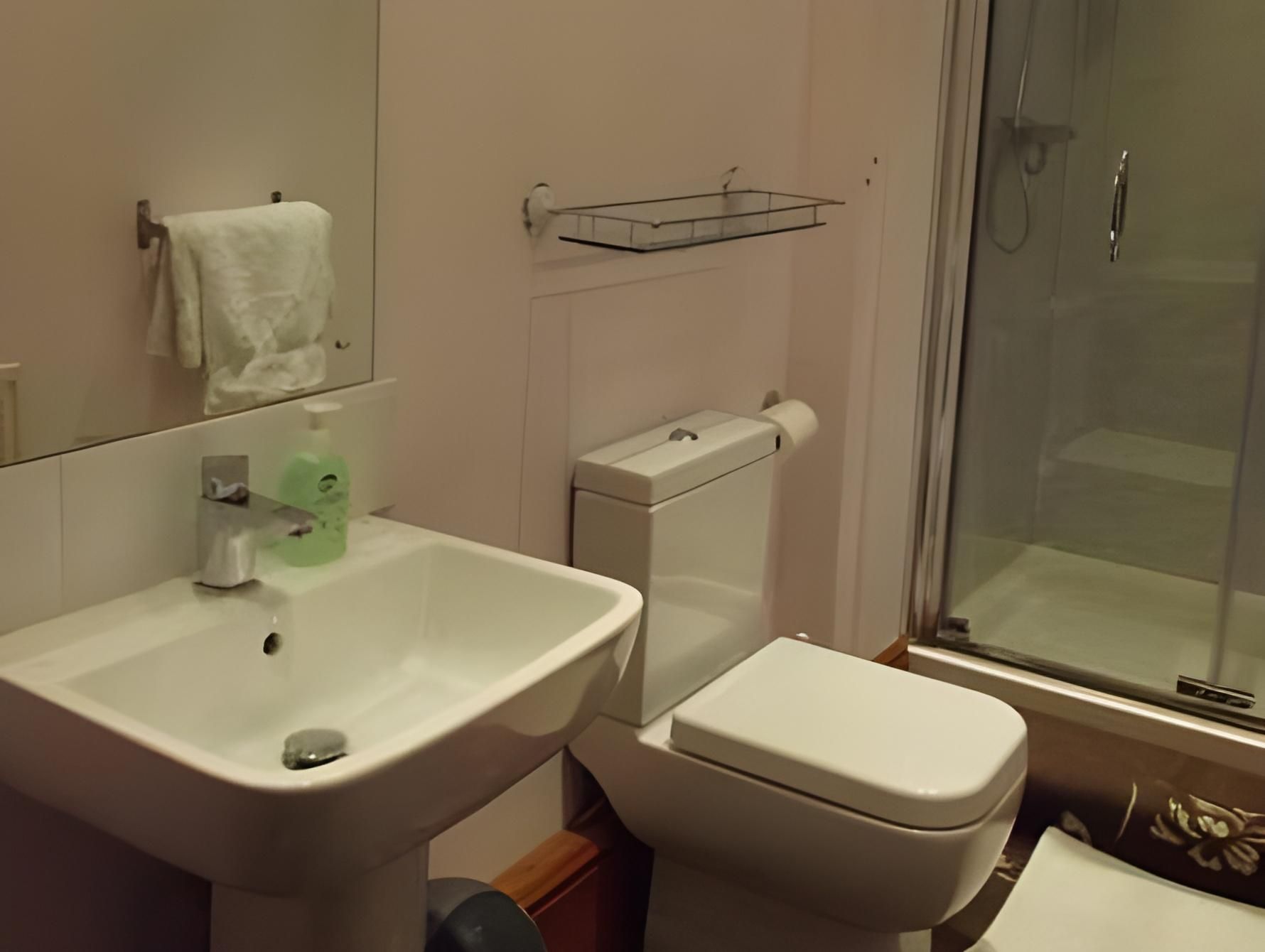 Oakfield Lodge Guest House Stockport Triple Room with Private Bathroom 2