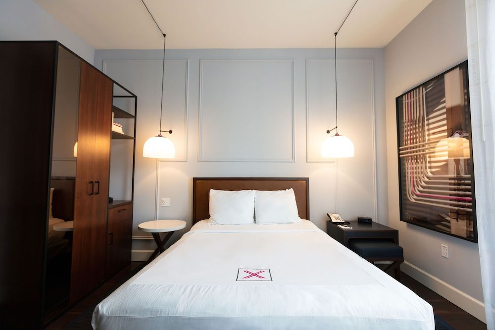 Axiom Hotel Room, 1 Queen Bed (Nano) 2