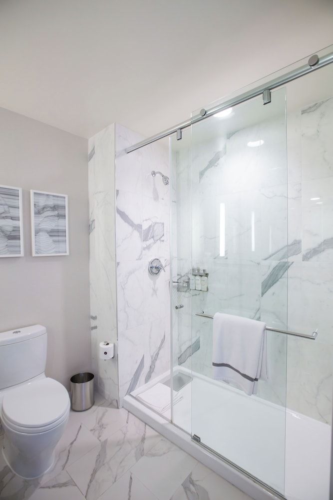 Axiom Hotel Room, 1 Queen Bed (Nano) 5