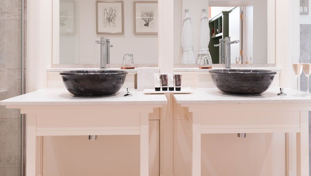 The Montagu Arms Hotel Suite (Hayloft Barn) 3