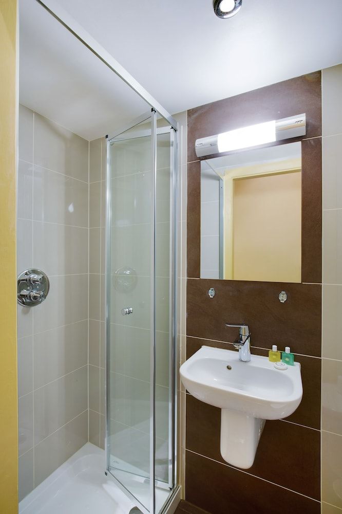 The Craven Hotel Twin Room 7