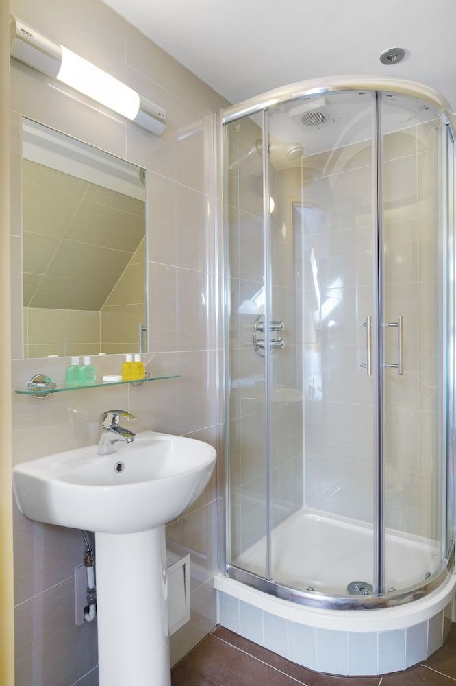 The Craven Hotel Twin Room 10