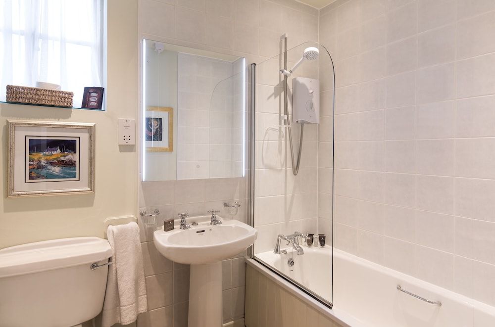 The Howard Arms Double Room (The Village Room) 3