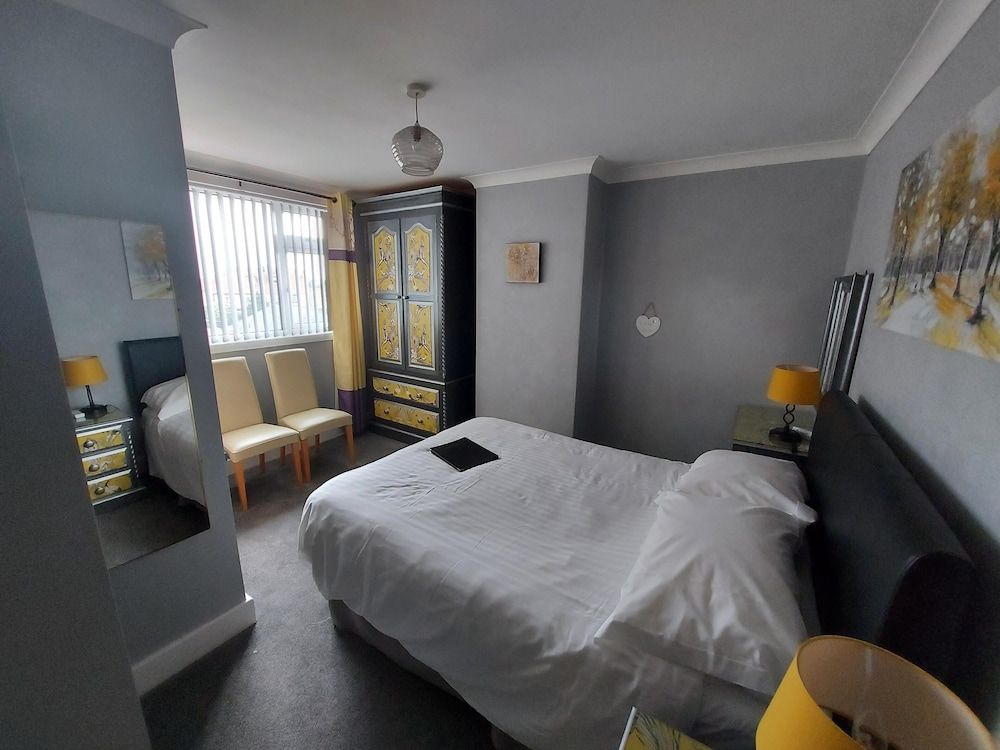 Superior Double Room, Ensuite (Criccieth)