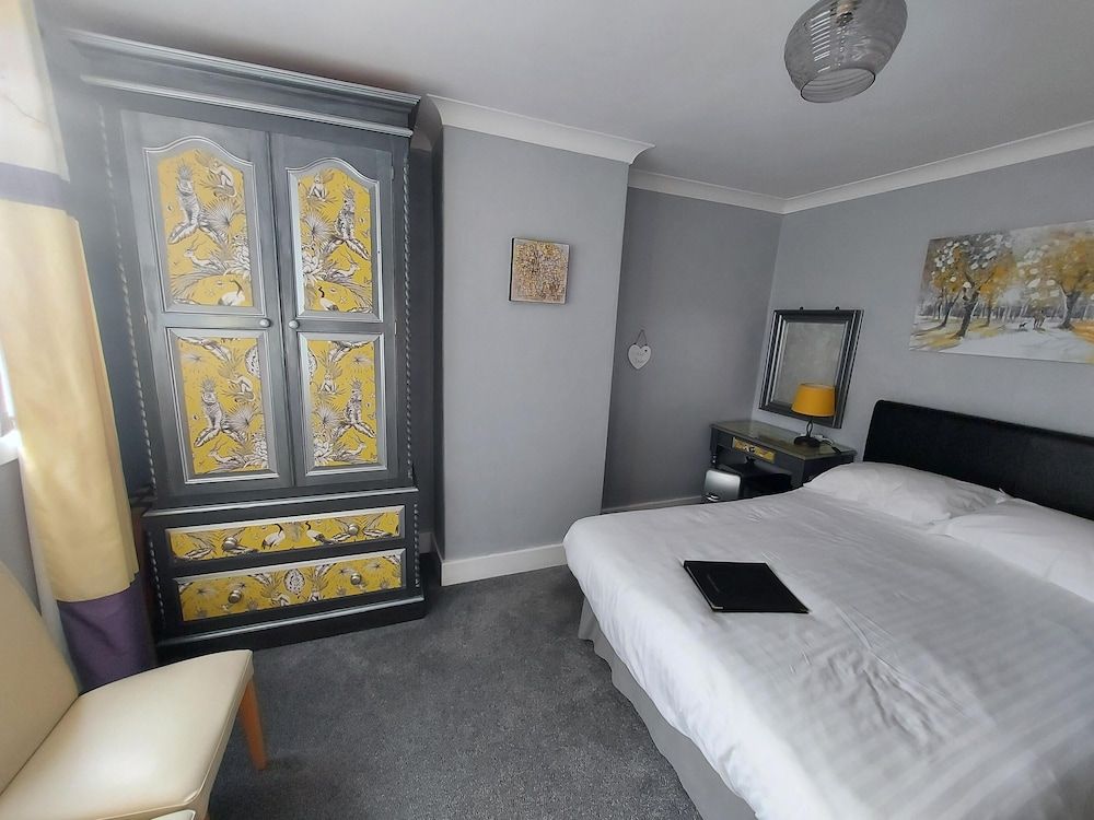 Superior Double Room, Ensuite (Criccieth)