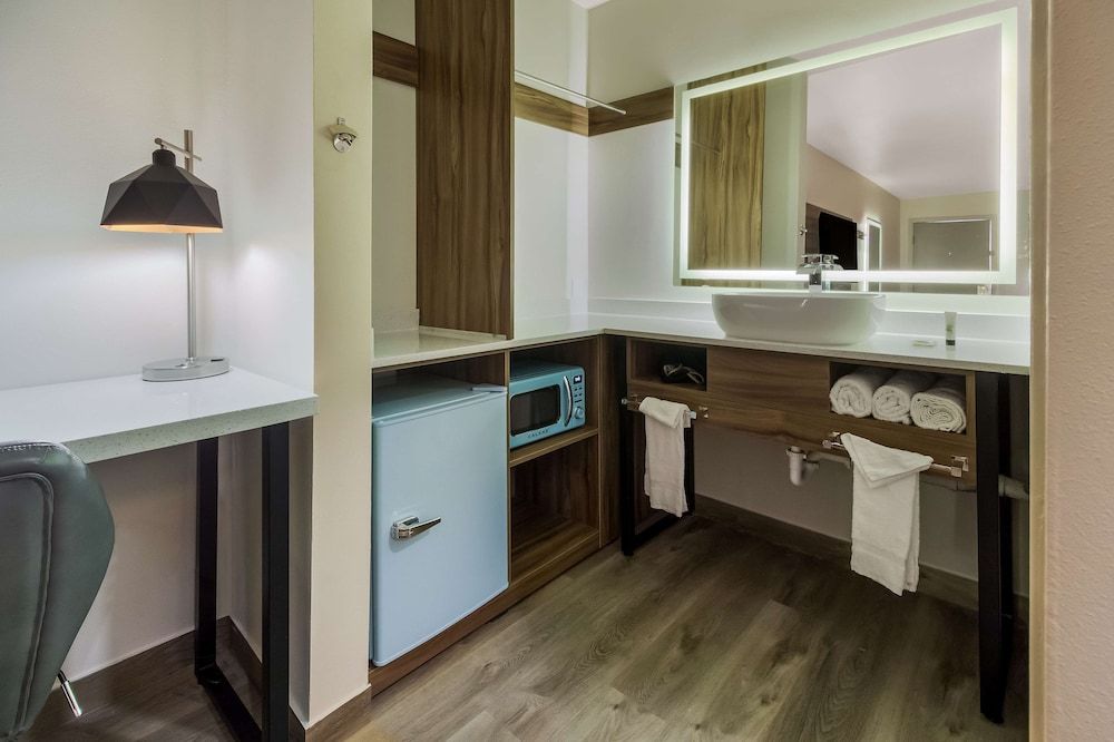 Signature Inn Houston Galleria Room, 1 King Bed, Non Smoking 5