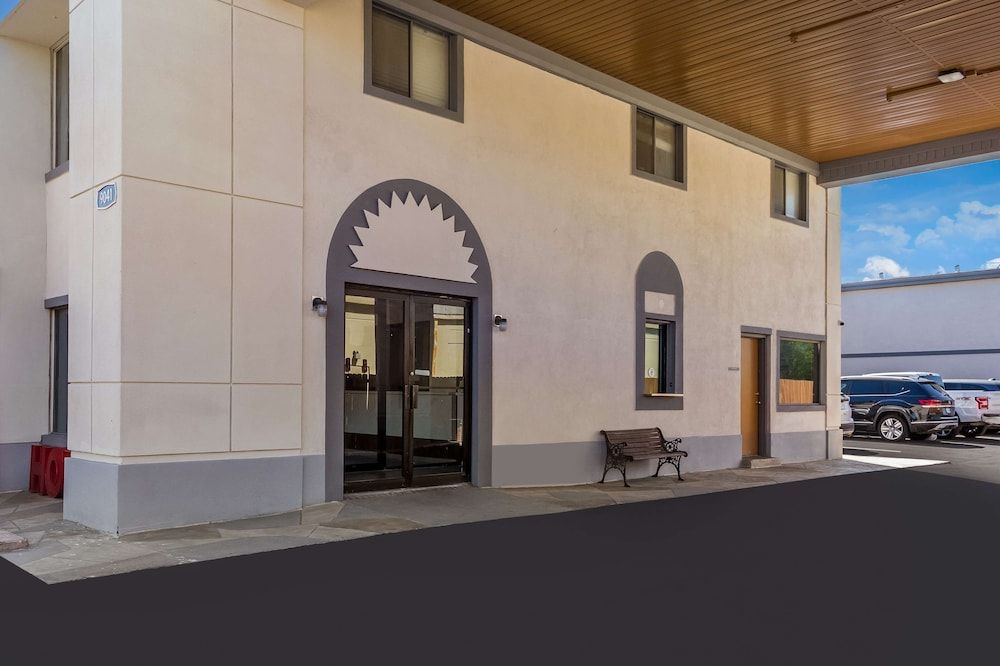 undefined Signature Inn Houston Galleria 8