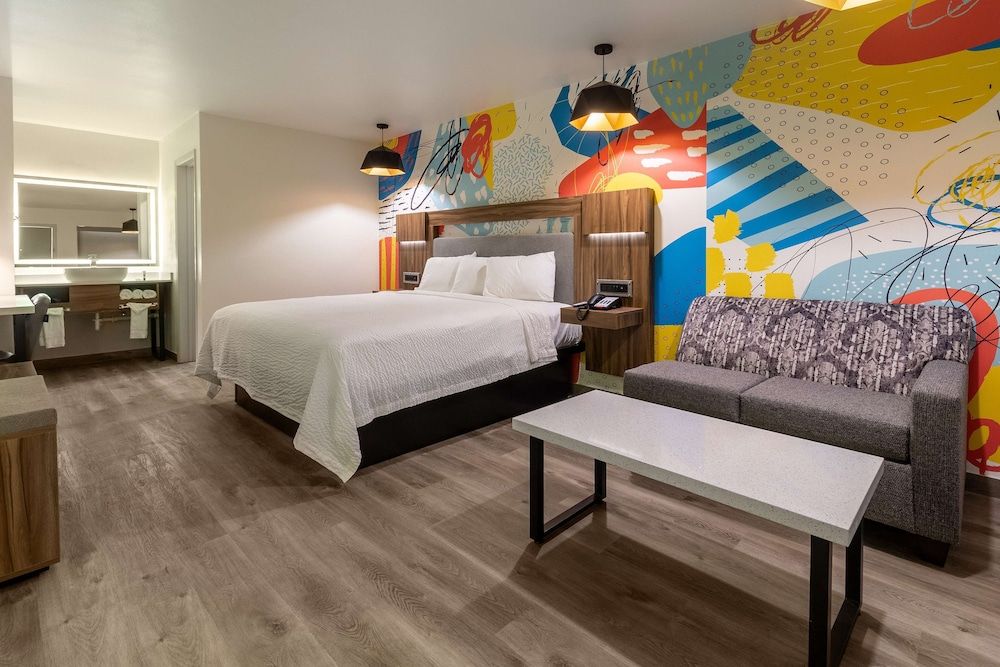 Signature Inn Houston Galleria Room, 1 King Bed, Non Smoking 2