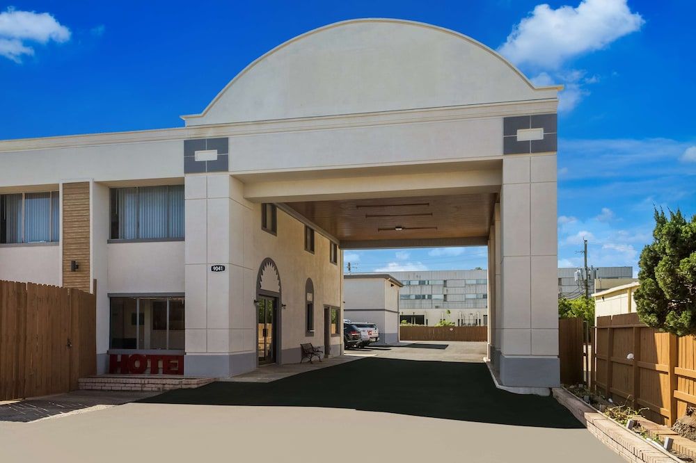 undefined Signature Inn Houston Galleria 7