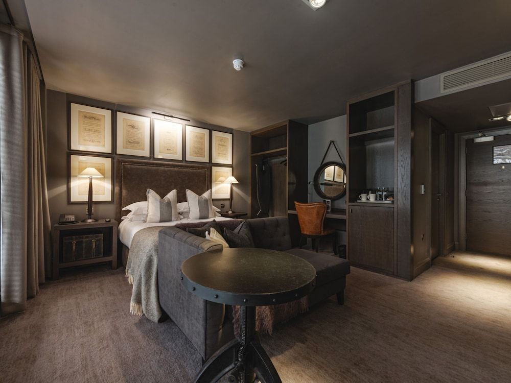 Dakota Glasgow Classic Double Room 9