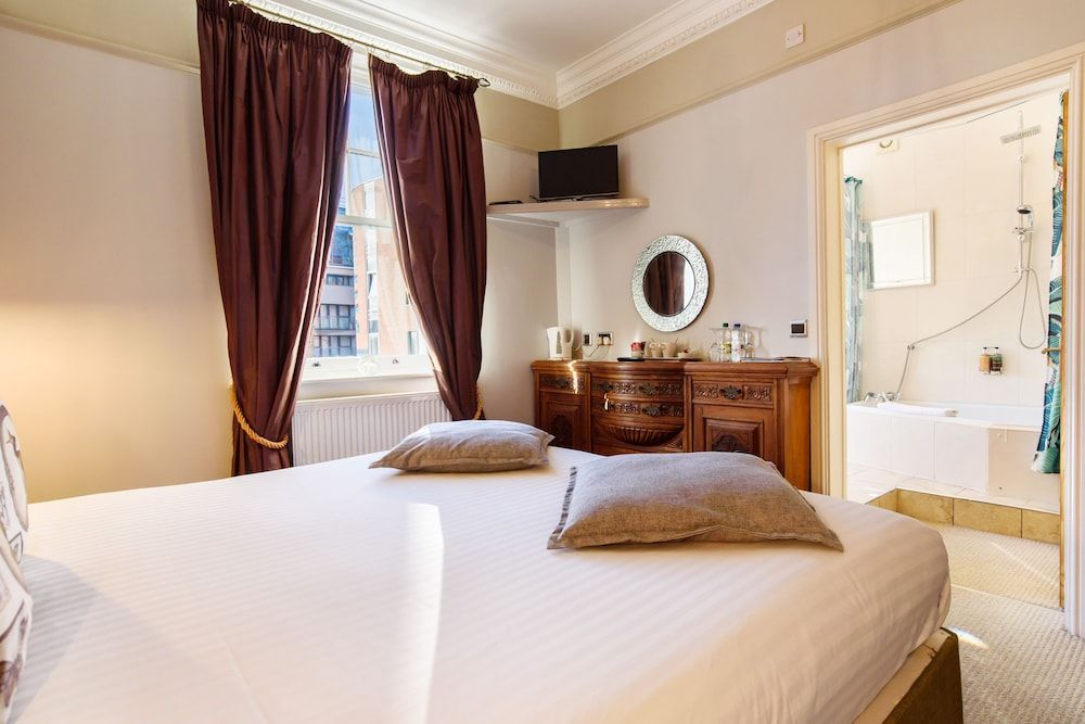 Jolyon's Boutique Hotel Deluxe Double or Twin Room (Room 4) 7
