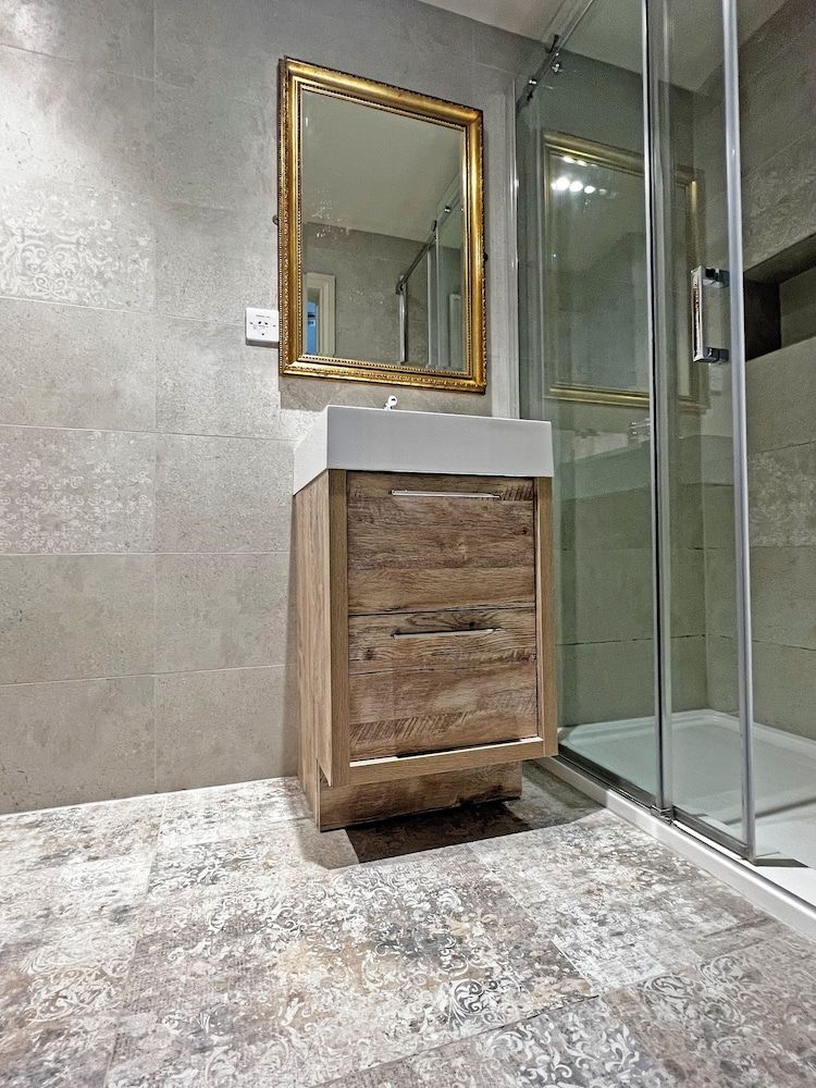 Shillingford Bridge Hotel Large Standard Double or Twin Room 6