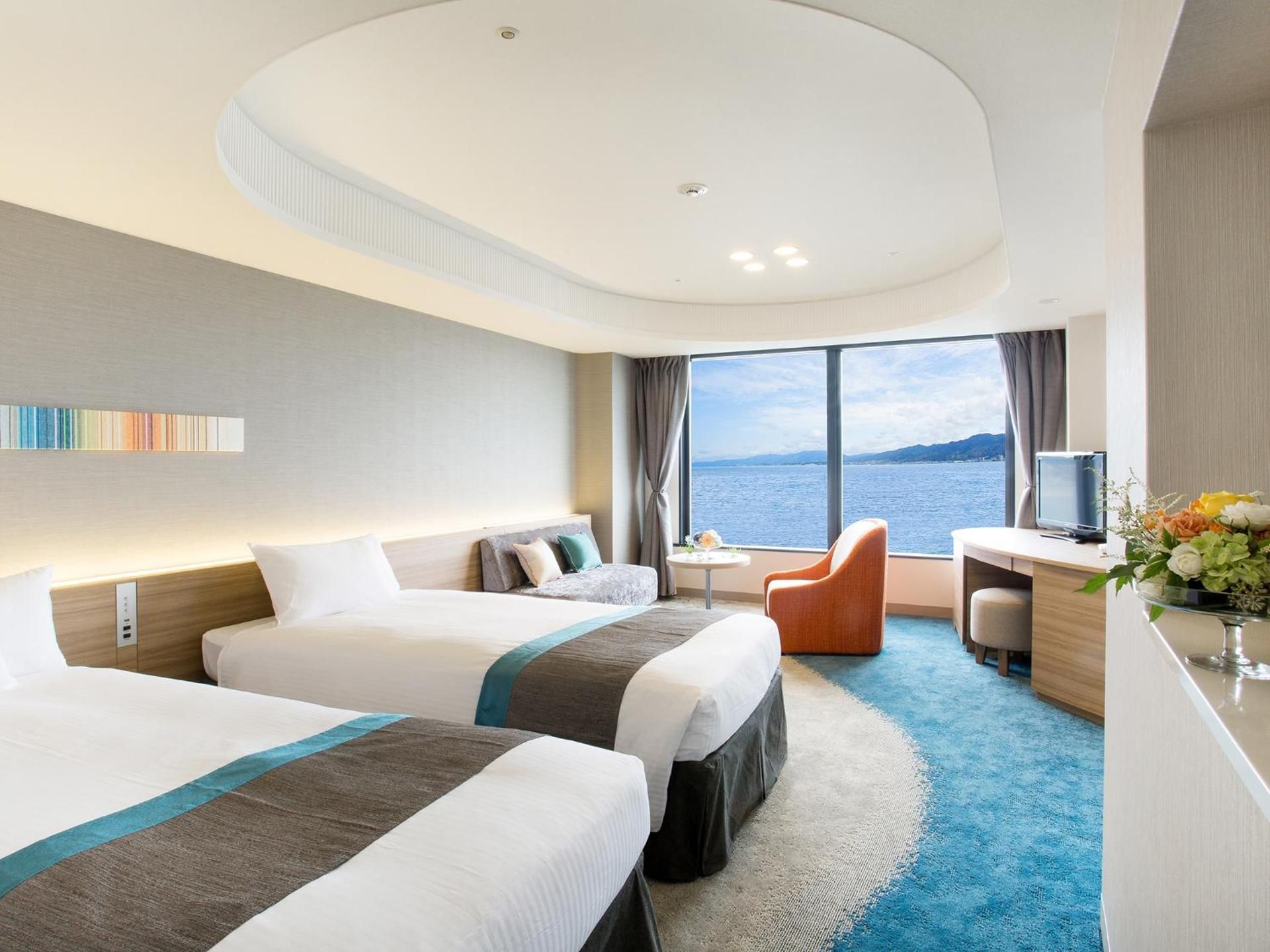 Deluxe Twin Room 21-30F with Pool Access