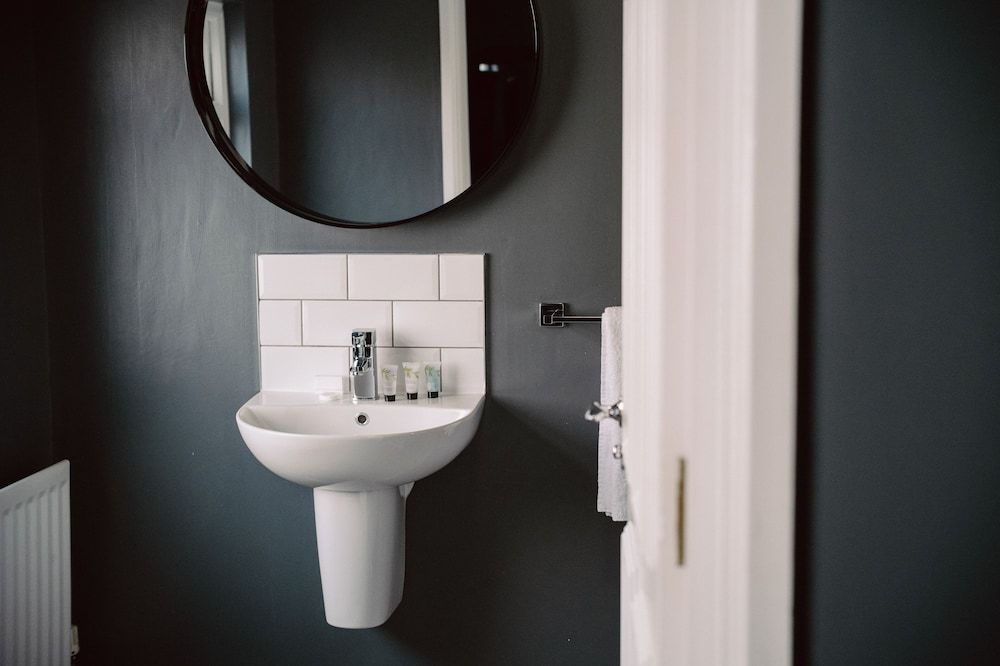 The 1852 - Self Check-in King Room 9