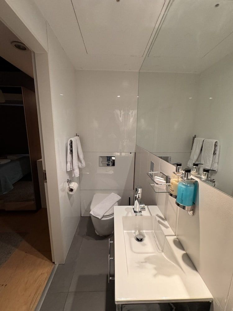 Room Home Stay Deluxe Studio, Private Bathroom (Stark Studio) 3