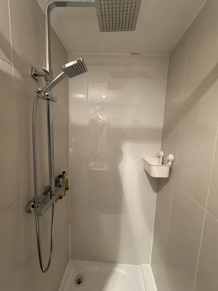 Room Home Stay Deluxe Studio, Private Bathroom (Stark Studio) 4