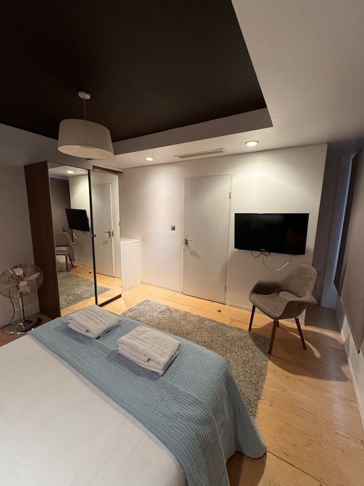 Room Home Stay Deluxe Studio, Private Bathroom (Stark Studio)