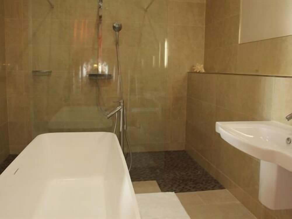 Burnhopeside Hall Superior Double Room, Ensuite 5