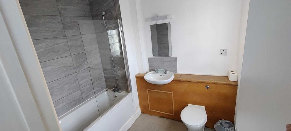 Royal Hotel, Bar & Grill Family Triple Room with River View 5