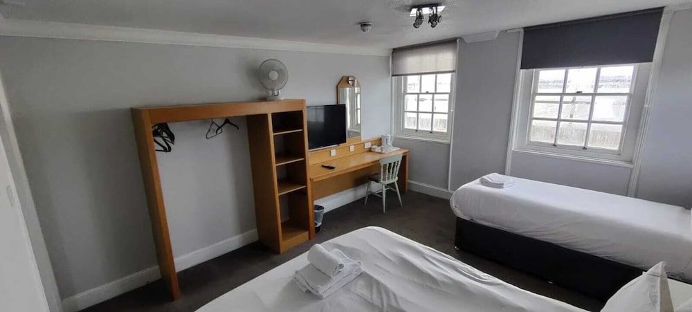 Royal Hotel, Bar & Grill Family Triple Room with River View