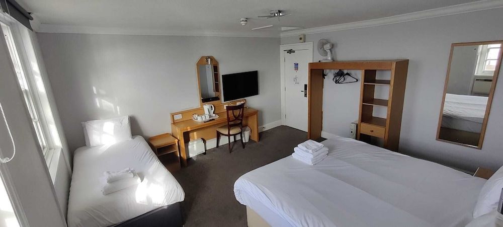 Royal Hotel, Bar & Grill Family Triple Room with River View 3