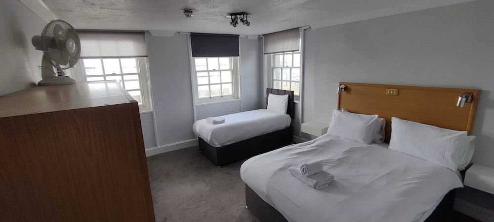 Royal Hotel, Bar & Grill Family Triple Room with River View 2