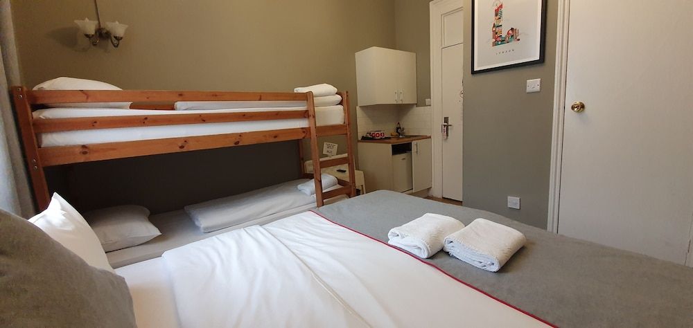 Belgravia Rooms Economy Quadruple Room (basement) 4
