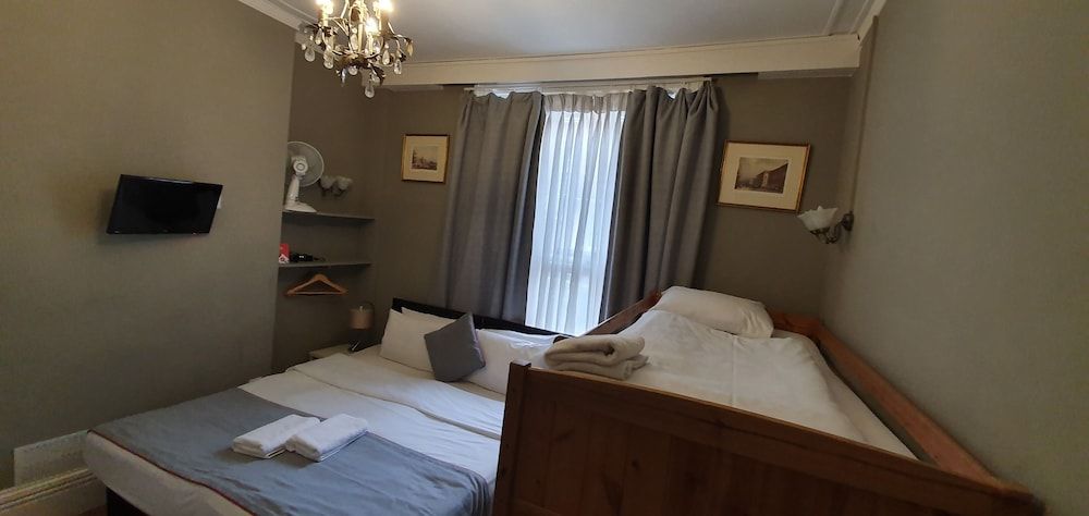 Belgravia Rooms Economy Quadruple Room (basement) 2