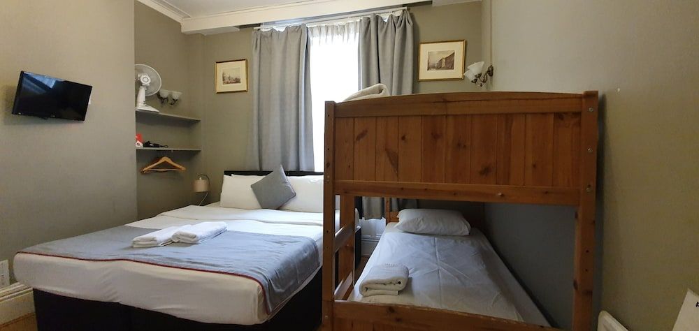 Belgravia Rooms Economy Quadruple Room (basement) 3
