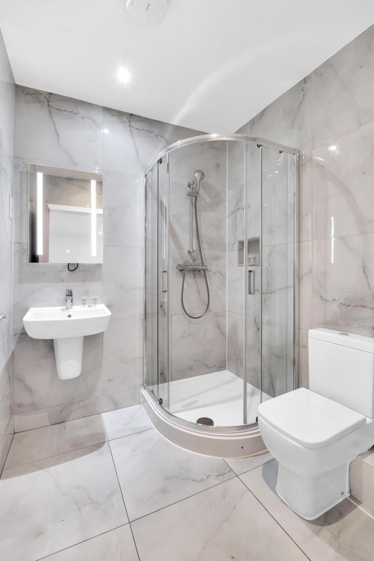 Twin Room-Ensuite with Shower