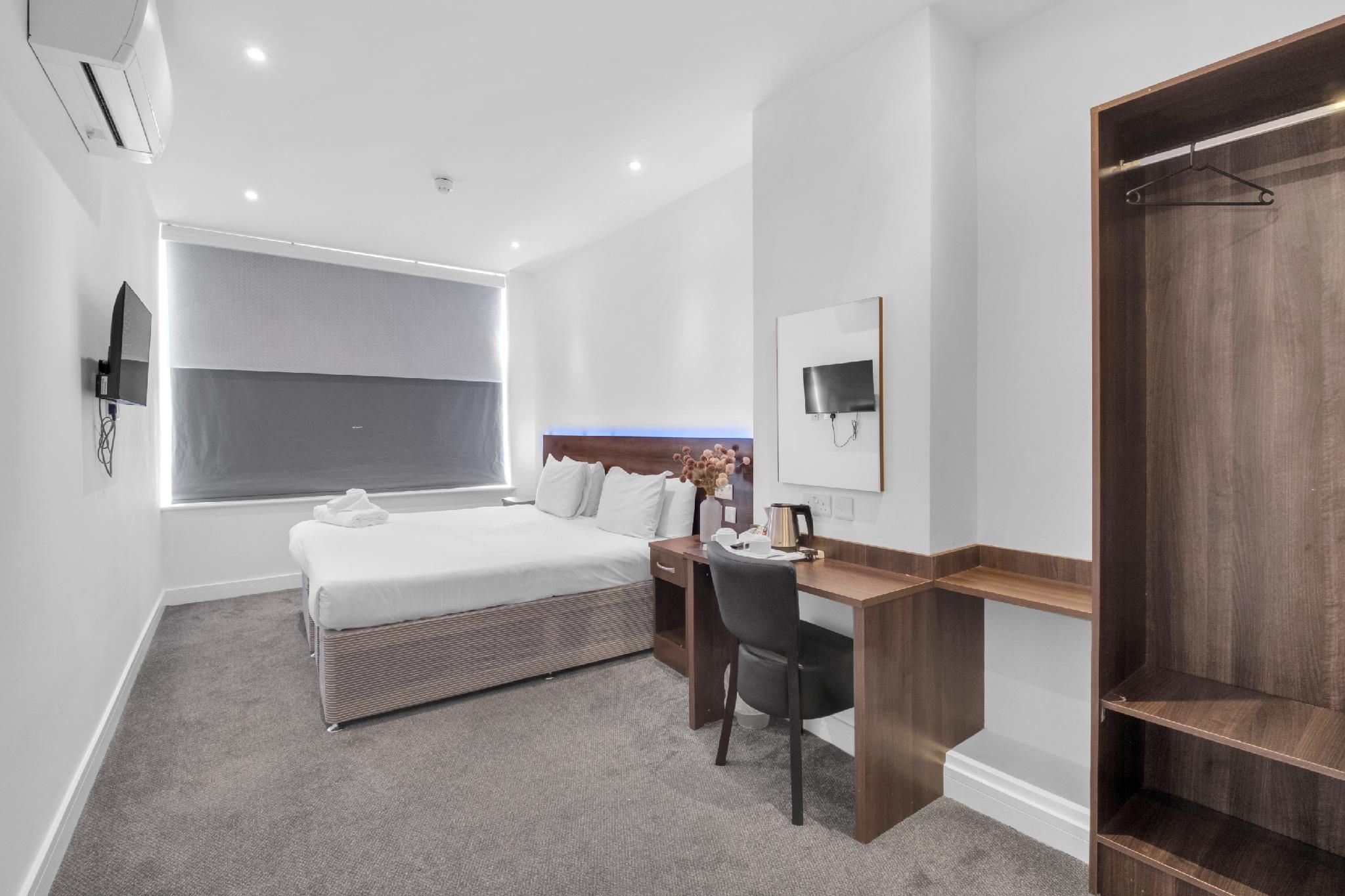 Double Or Twin-Ensuite with Shower