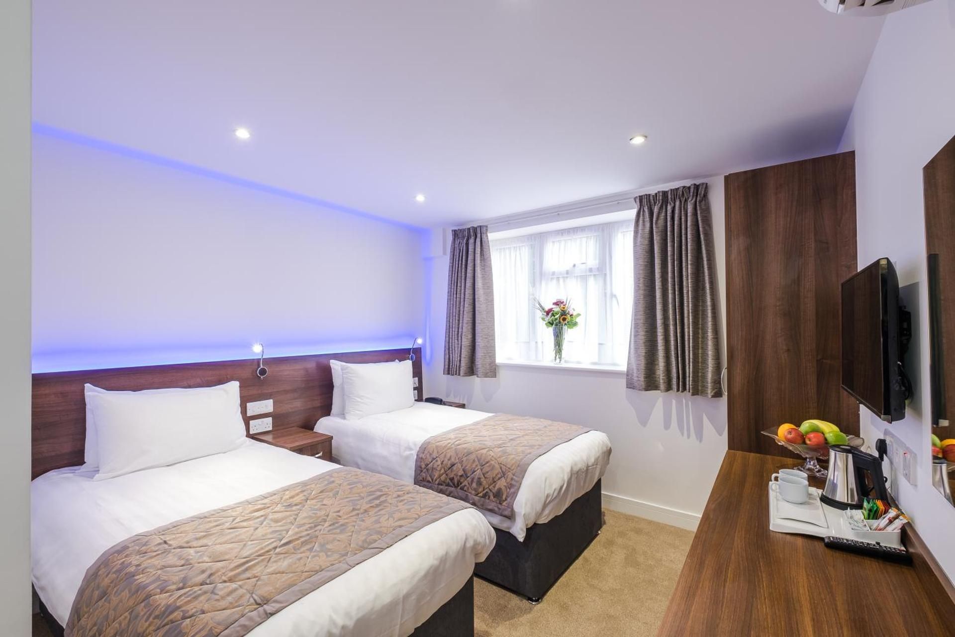 Twin Room-Ensuite with Shower