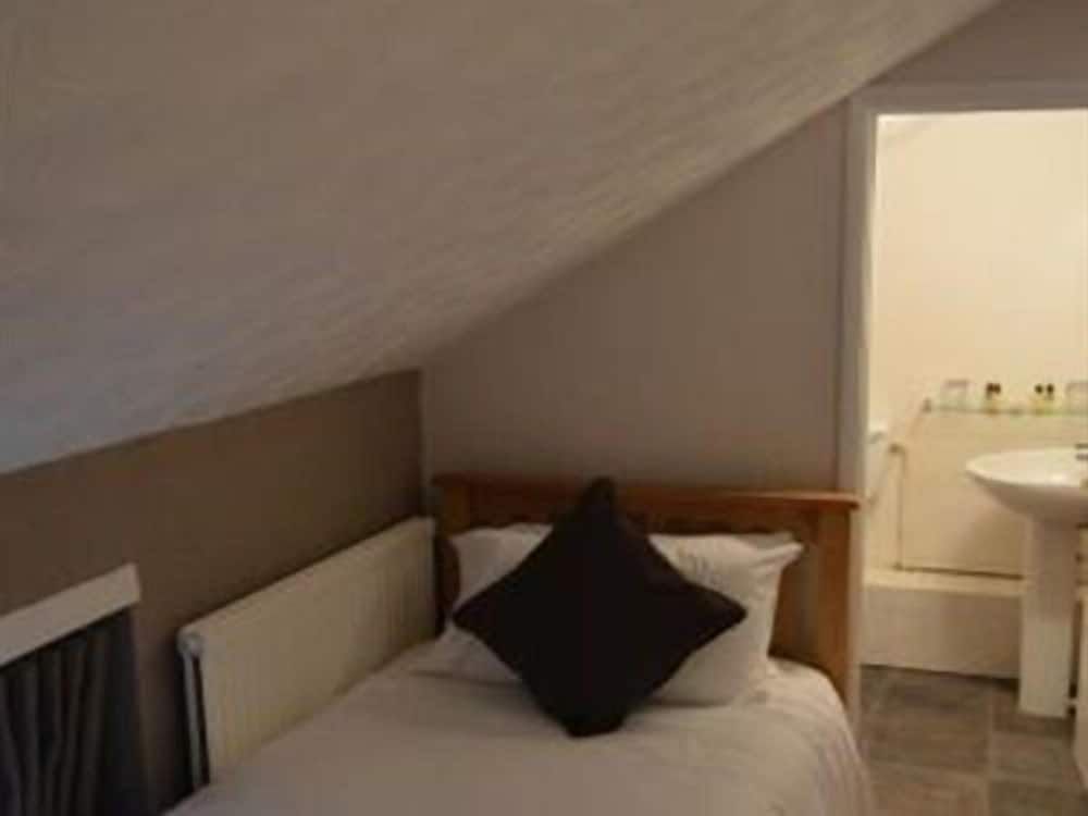 The Crown Hotel Suite, Ensuite 2