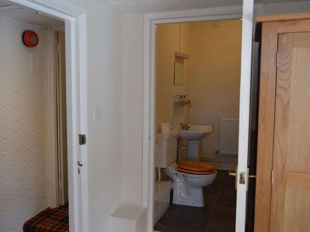 The Crown Hotel Suite, Ensuite 4