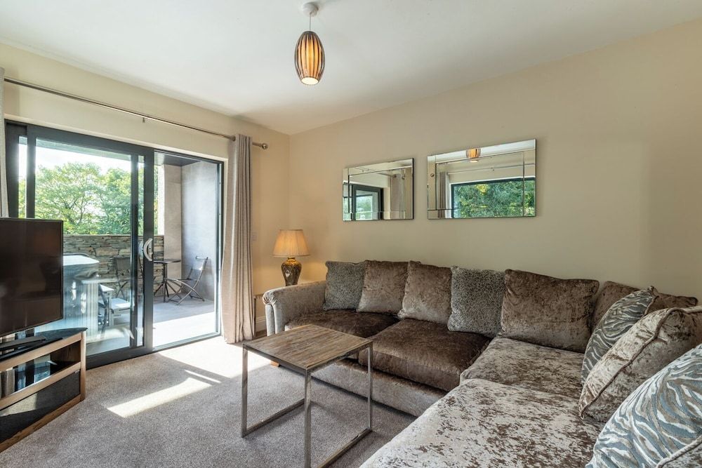 Lakes Hotel and Spa Exterior Suite with Hot Tub (Adults Only) 3