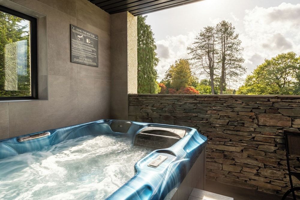 Lakes Hotel and Spa Exterior Suite with Hot Tub (Adults Only) 2