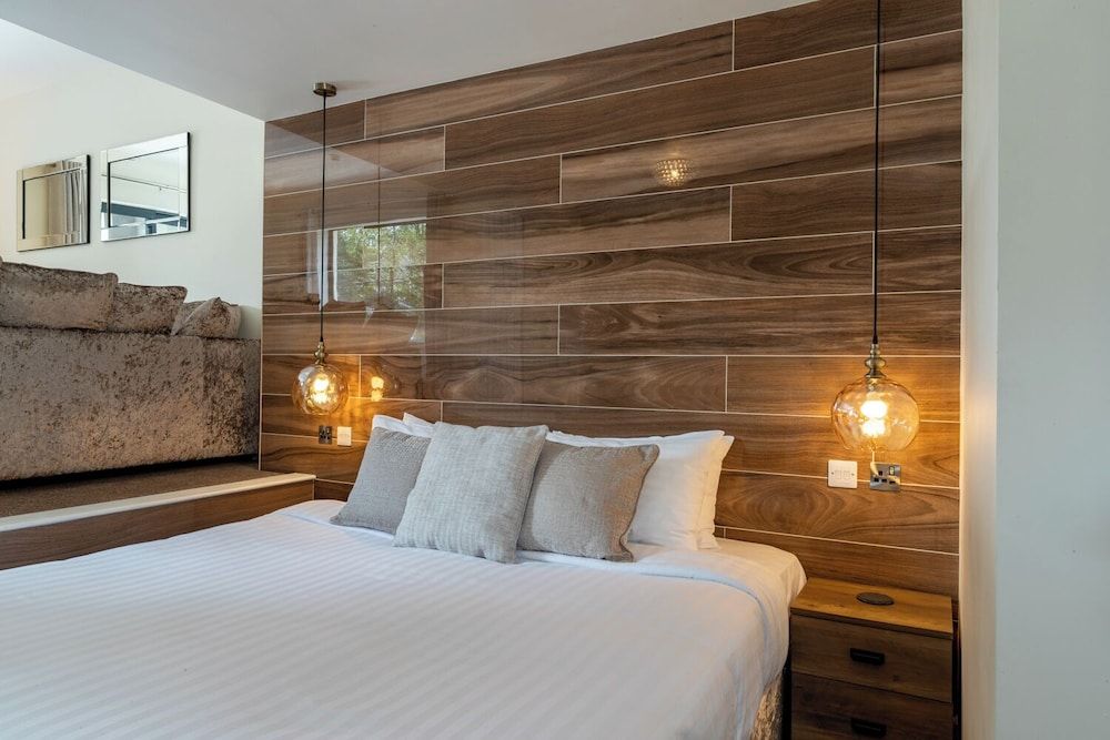 Lakes Hotel and Spa Exterior Suite with Hot Tub (Adults Only)